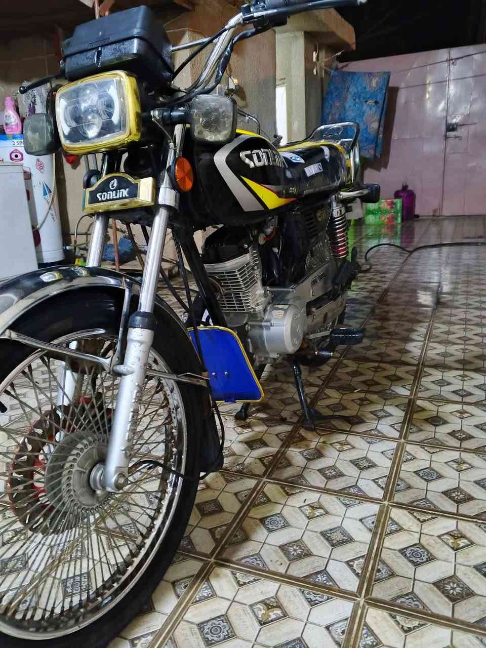 السلام عليكم موطور للبيع تايكر موديل 2023لا تنقيص ولا تبخير سعر 550بيه مجال بسيط كهربائيّة كامل وراق كامل مكان ديالى بلدروز أمام عسكر رقم ***********
