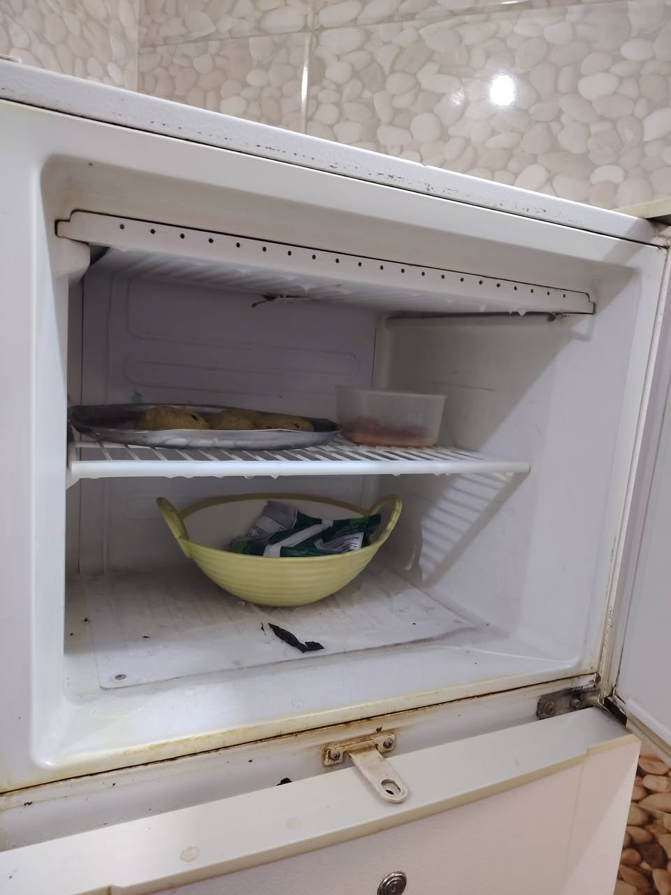 ثلاجه دنكه نضيفه كلش تجمد فول السعر 180 اوبي مجال ***********
