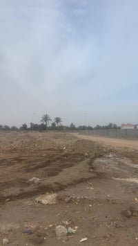 قطعة 200 متر الواجهه 10 متر و النزال 20 متر قريبة جدا من شارع 100 0776...