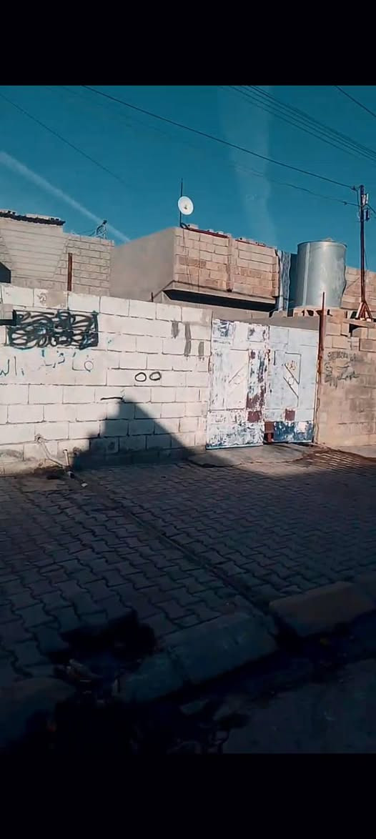 السلام عليكم دار للبيع مساحه 200 متر رقم مسجل بالبلديه
العنوان - واحد حزيران - شارع النخيل - خلف الخيم اول فرع العريض 
متكون من غرفتين و صاله كبيره واستقبال كبير معزول عن البيت  ومطبخ  ودرج داخلي وبيتونه مع صحيات خارجيه تواليت وحمام  عرض الشارع 15 متر مع رصيف 4 أمتار 
السعر المطلوب ٦٨ مليون وبي مجال ويرهم نصف المبلغ نقدآ والنصف الآخر بالقسط 
للاستفسار الاتصال على الرقم او الواتس اب 
*********** اسيا📞
*********** زين 📞
