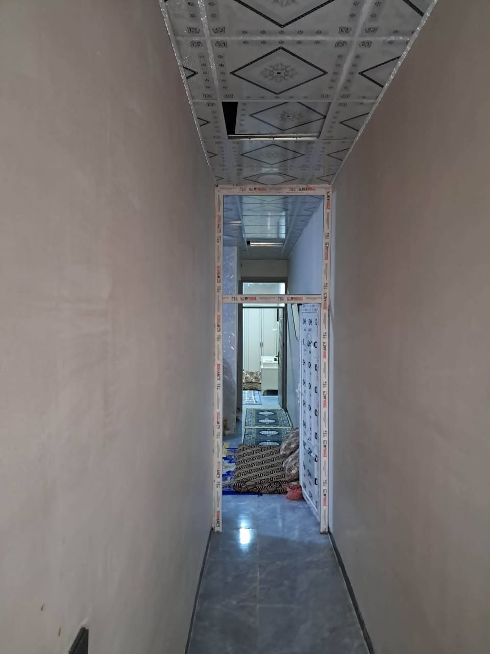 سلام عليكم بيت للبيع جديد بي غرفه و مطبخ وستقبال وكراج سياره  100متر طول موقع 55خلف جامع الراشدين قريب عل شارع  السايدين سعر 31وبي مجال خابر وتدلل ***********
