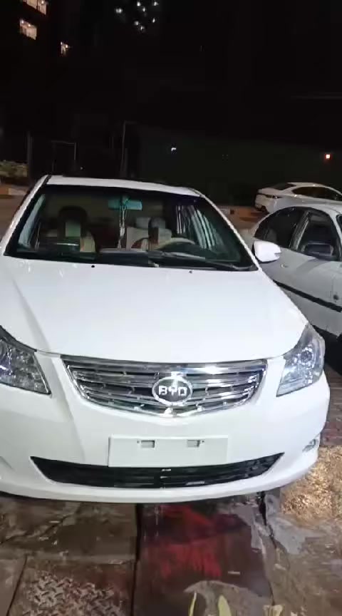 السلام عليكم بي وايدي موديل ٢٠١٤ مال مزاد جاهزه لترقيم ساحب كتبه سياره معمره من الدعاميه لدعاميه حداديه داخل تخم تاير كير مكينه كورله بصمه صبغ جماليه فقط ترايك وين ميعجبك نقصه بس كبريسر مال تبريد داخل جديد 
ماصدات جدد بك ليتات جدد صارف عليه ٣ملاين
بيع او مراوس السعر ٥٠ ورقه مكان السياره بغداد سبع ابكار رقم تليفون *********** غيرمتواحد ع فيس وتساب موجود
