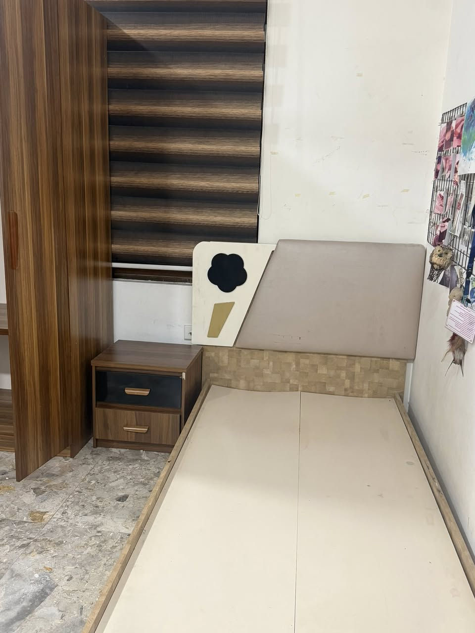 غرفة نوم للبيع سرير واحد كنتور ٥ باب   كومديات ٢ ومرايه بحاله جيده خاص


**إذا كنت صاحب هذا الإعلان وتريد حذفه لأي سبب، رجاءا أرسل رسالة إلى الدعم الفني**