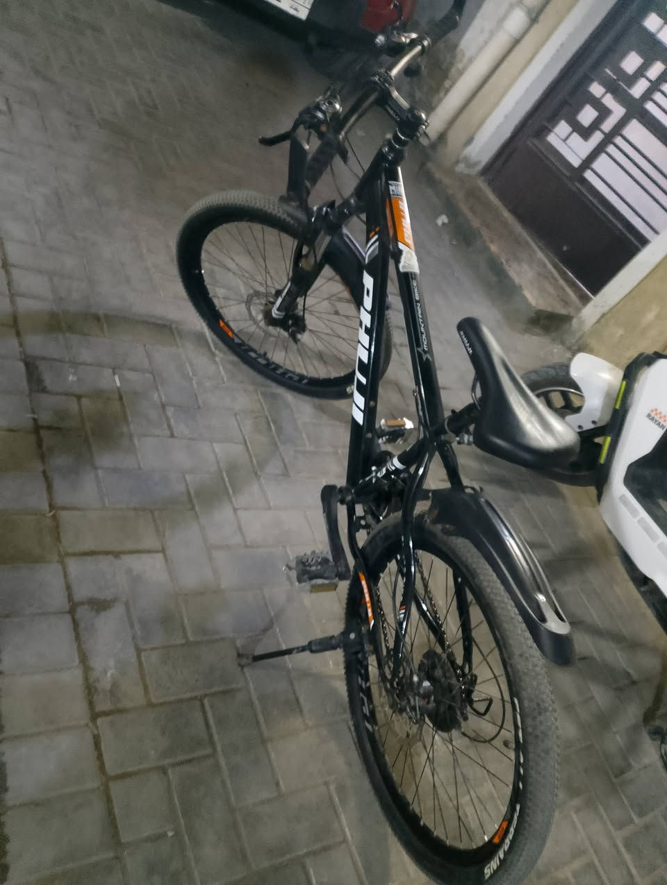 السلام عليكم بايسكل نضيف للبيع السعر 75 المنطقة العطيفية الثانية للتواصل ***********
