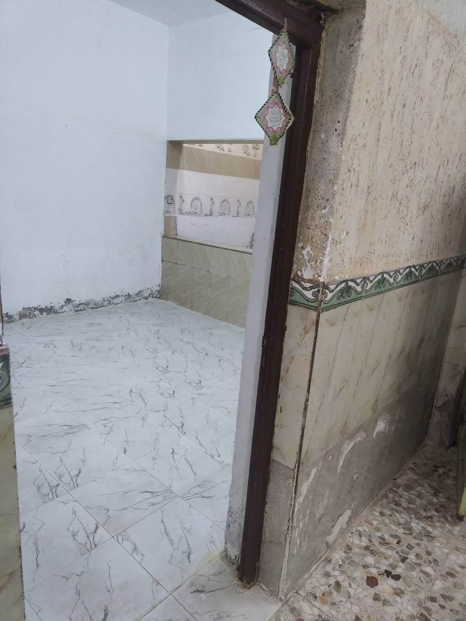 بيت لليجار حي المهندسين قرب مدينت ألعاب ثلاث اغرف صاله استقبال صحيات 250متر***********
