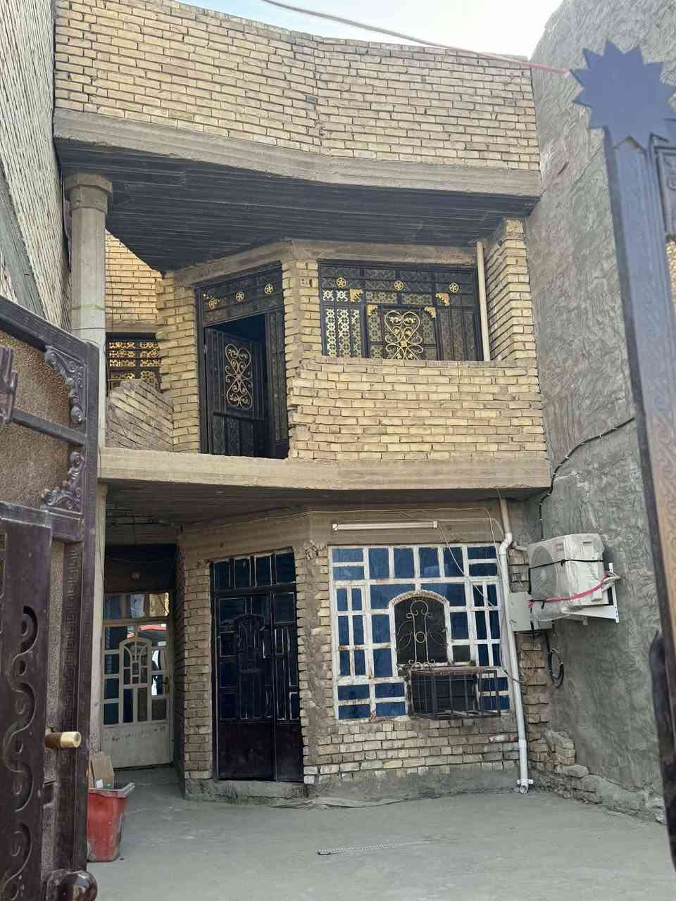 سلام عليكم بيت للبيع ب منطقة الشعب شارع عدن نهاية الفورتات قريب عل شارع البيت مساحته ١١٠ صاله استقبال غرفه بل اخير حمام بواري تاسيس جديد مي كهرباء نضيف بيت السعر ١٢٥بي مجال *********** متواجد خاص
