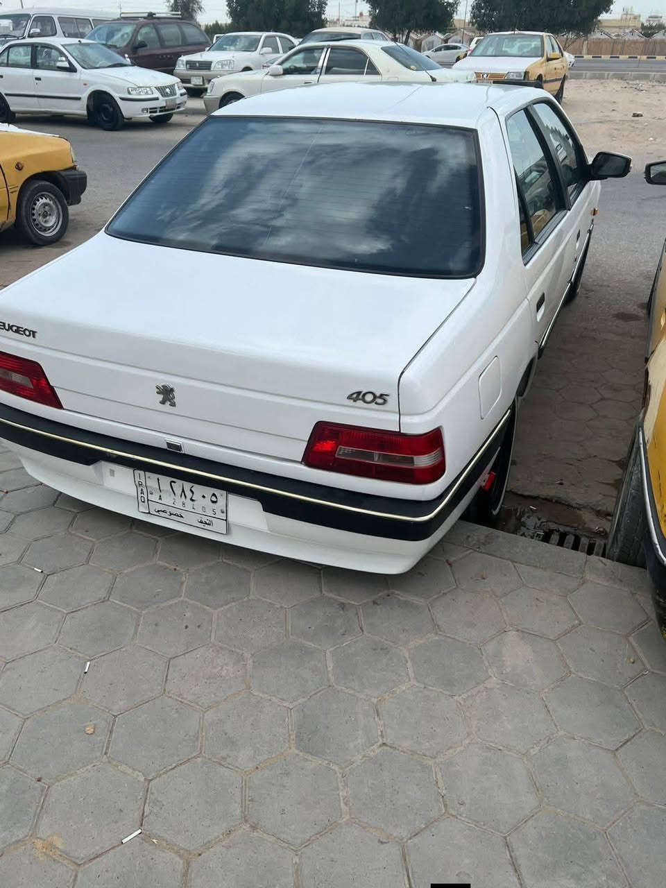 سلام عليكم شباب بيجو 405البيع امعمره تعمير حلو تبريد ثلج كير محرك حلوت كهربيات كله شغاله مكاني نجف متواجد وتساب ***********او فيس
