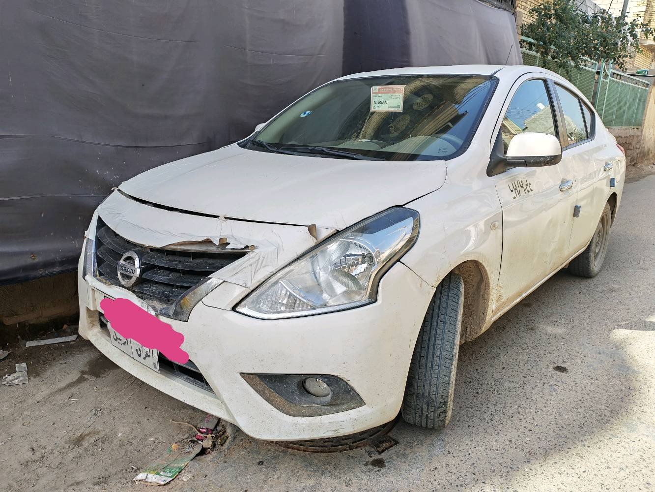 سيارة نيسان سوني موديل غير محدد للبيع. اللون أبيض، وحالتها تحتاج إلى بعض التصليحات كما موضح بالصور. سعر مناسب مع إمكانية التفاهم في السعر.