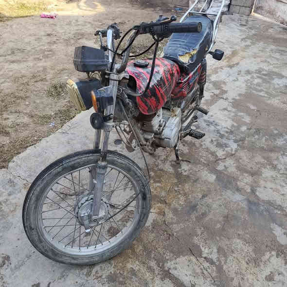 سلام عليكم شباب دراجه موديل 17 تانكي نامه تير الوره سيفان تاير الجدام تايكر محرك نامه بكان اديالى خالص اجديده السعر خاص رقم الهاتف ***********

