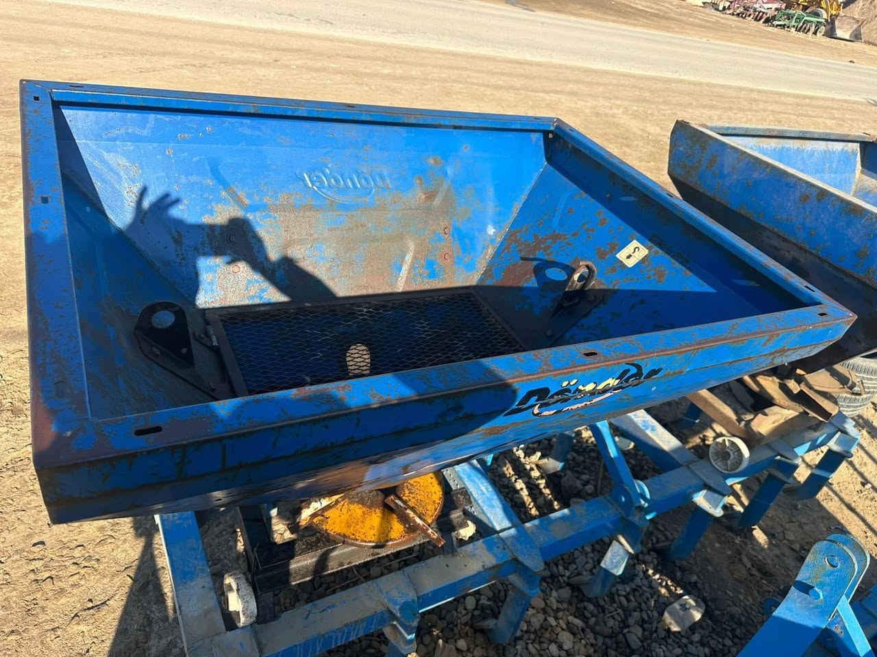 السلام عليكم للبيع باذرات حجم خمس وزنات يداه عداد (2) وحداه نوعيه دوندرباب اول ثانيه عاديه مكفولات جاهزات شرط الشغل + كاروظه عمل ذنون اصلي جديد غير مستخدام العنوان واسط الزبيديه للستفسار اتصل ***********
***********
