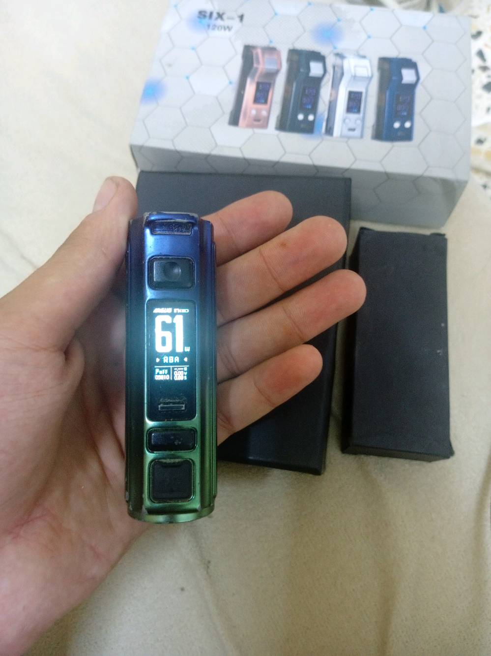 نركيلة اركوس برو 2 من شركة VOOPOO نريكلة كاملة ومابيه اي مشاكل وشغالة 100٪ سعرة 50 الف وبيها مجال قليل بيها شخوطات بسيطه كلش مع باكيتها الاصلي والتانك مالها الاصلي ، الله شاهد اريد اروح مشاية ومحتاج فلوسها