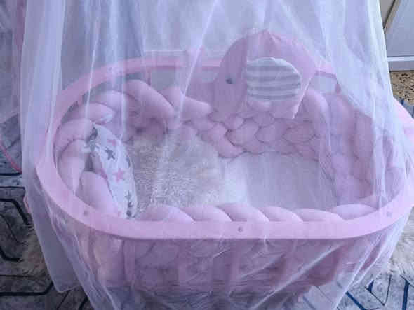 كاروك" (سرير أطفال) صناعة تركية، وهو مناسب للأطفال حديثي الولادة وحتى عمر 3 سنوات، مصنوع من خشب MDF، ويمكن استخدامه كسرير هزاز أو ثابت  رقم الهاتف:***********
