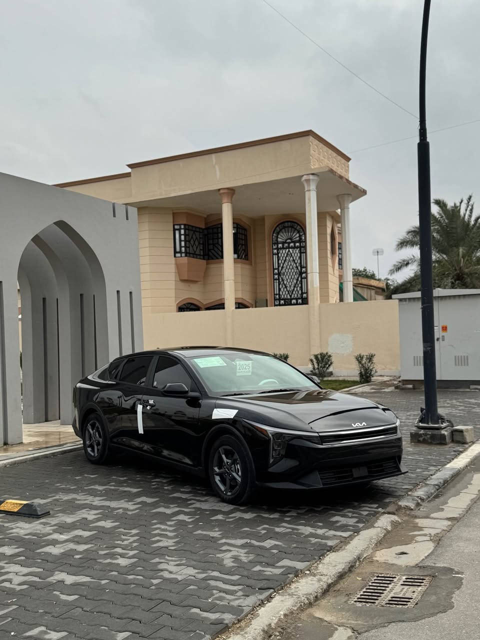 السلام عليكم
كيا K4 2025
السيارة كفاله من الضربة والصبغ 
مواصفات 
شاشه ايباد٢-بصمه-كشنات مخمل-تشغيل عن بعد-صندوق ذكي-توقف ذاتي+قيادة ذاتيه-تحديد مسار-رادار جانبي-وهواي موصفات بيها
ماشيه 9500mi 
السياره بدون رقم تترقم جميع المحافظات عدا الاقليم
للبيع السعر ١٧٣ وبيها مجال للشراي
السياره بالبصرة دور الظباط
*********** البصرة, العراق
