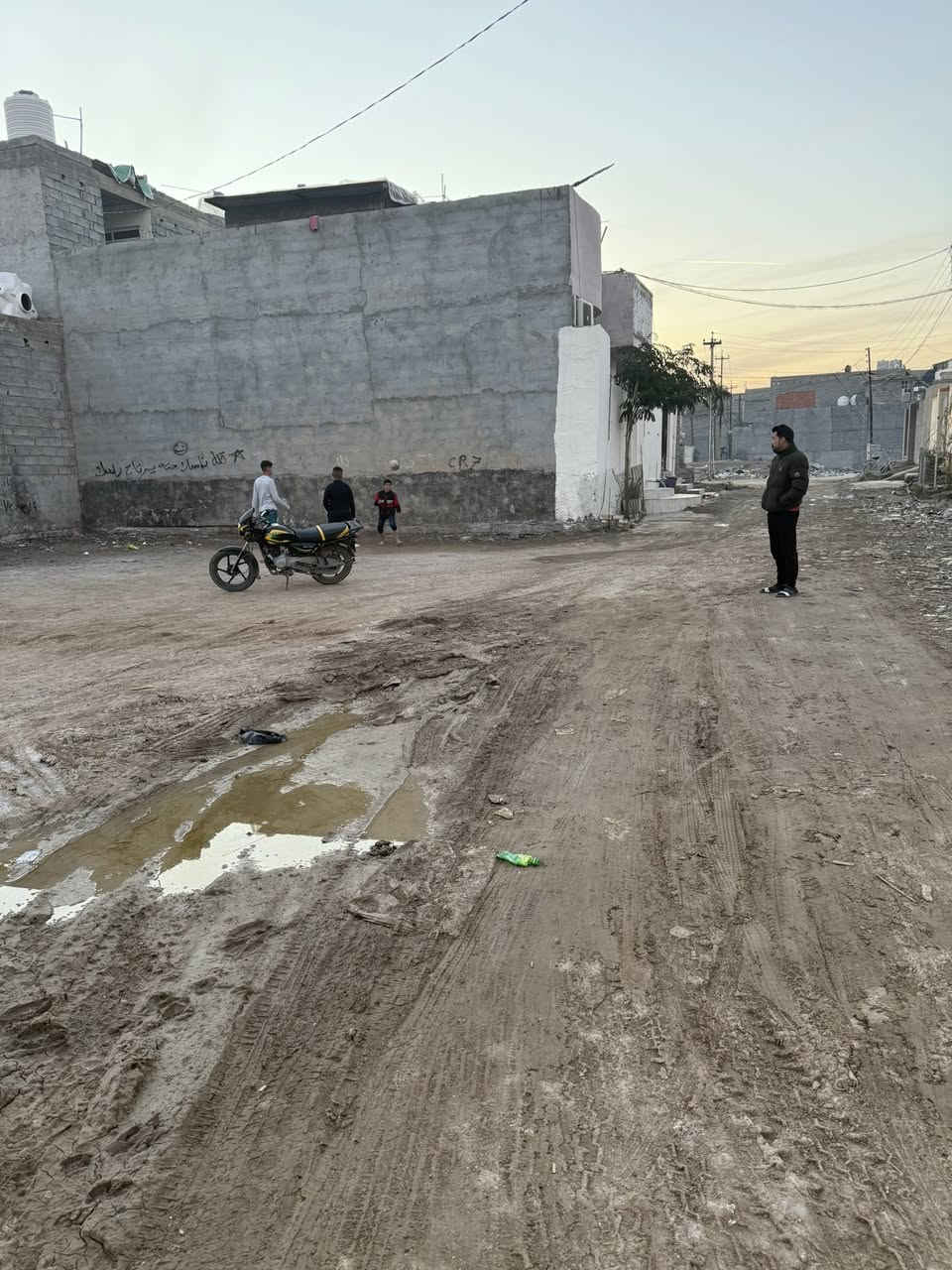 قطعة ركن للبيع  🏡
مكان وموقع مميز  منطقة سكنية  بعقوبه قرب قنطرة خليل باشا تبعد عن سوق بعقوبة  ٣دقيقة
كهرباء  + ماء 
200م  سعر 50 وبيها مجال قليل شراي يتصل و اخاص    
طابو زراعة سند ٢٥ 
***********
