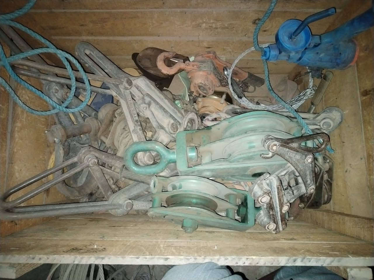 للبيع:معدات تسليك الظغط العالي 
ستاندات
بكرات تسليك
ماسكات 
بكرات سحب (ساك)
بكرات حبل 
جوراب سحب 
الاستفسار اكثر 
***********
