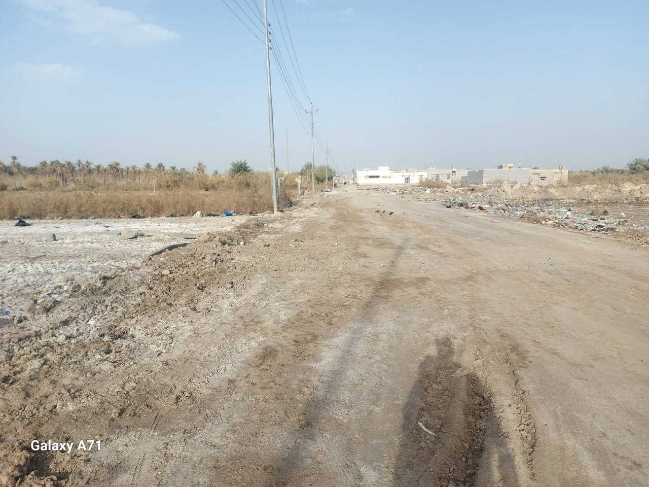 قطعه للبيع مساحه 200 م طريق سوق فظليه قريه الزهراء.شارع مدرسه خدمات موجوده. سعر 5اونص للستفسار ***********
