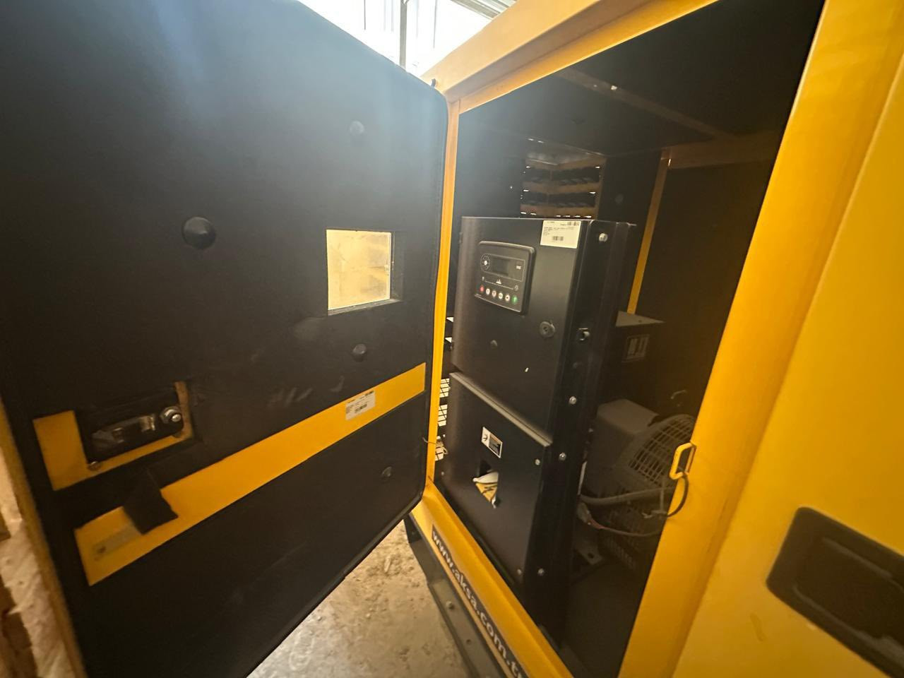 مولده دوسان 90KVA أخت الجديده كاتم أقصى للأستفسار على رقم ‭0772 710 1886‬
