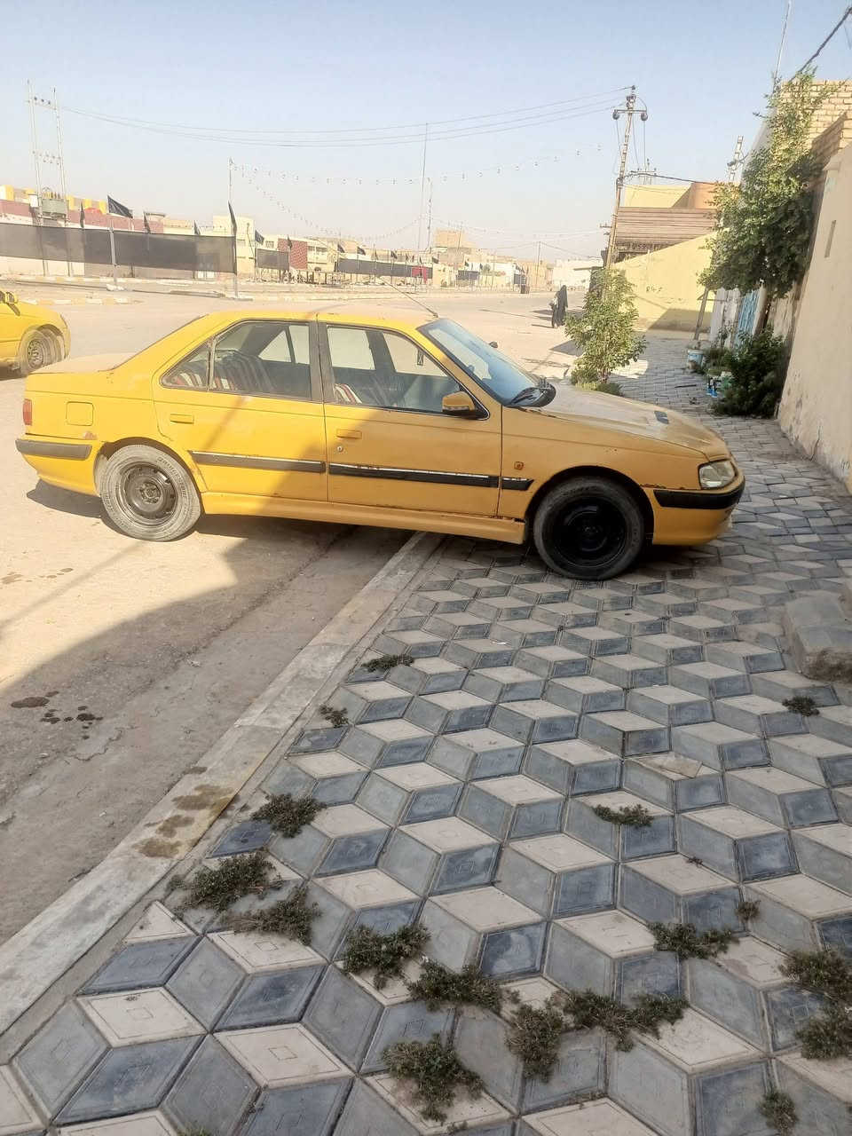 سيارة بيجو بارس موديل 13 رقم قادسيه مصفره هيئة وغرامات محرك وكير على الشرط سعرها 17 ورقه وبيها مجال شي قليل مكان السيارة الحمزة الشرقي رقم الهاتف ***********
