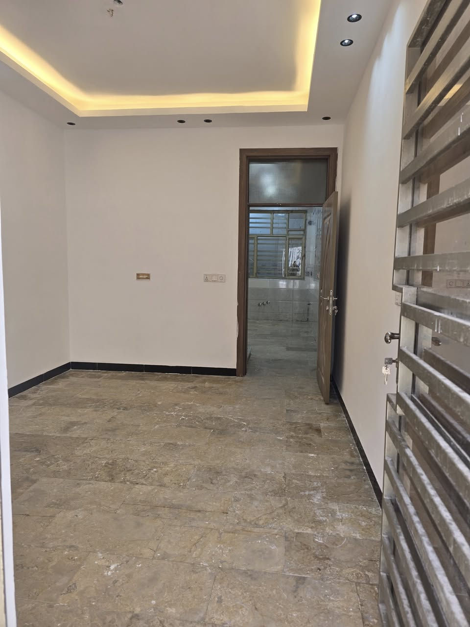 دار للبيع بناء حديث مساحه 75 متر
سعر مناسب جدا  :  180 مليون فقط
يحتوي على 3 غرف و 2 خدمات 
حي الجهاد ديوان المخابرات 
خلف شارع 60
للاستفسار الاتصال 
***********
***********
