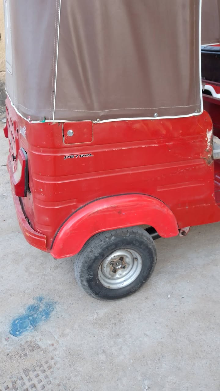 سلام عليكم  تكتك مكفوله منصبغ ولمعجون وراق صولي مديل 18 ***********
