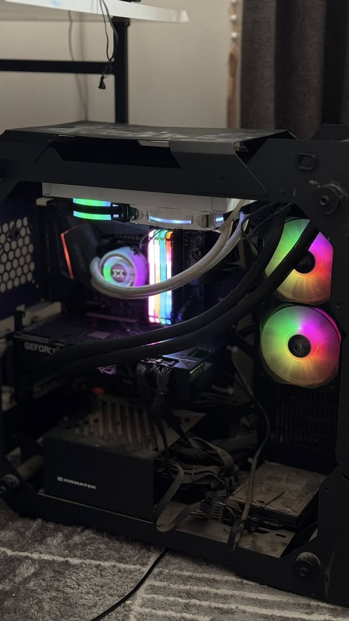 هذا العملاق بسعر جدآ مناسب
المواصفات corei7 10700K مع مبرد كولرماستر 
Ram32 
كارت الشاشه العملاق معروف
Rog RTX 3080 Ti 12GB  التبريد مالته راديتر دبل فان
هارد m.2 
السعر مليون و٩٠٠ قفل
للعلم بس الكارت سعره معروف 
للتواصل واتساب ***********
