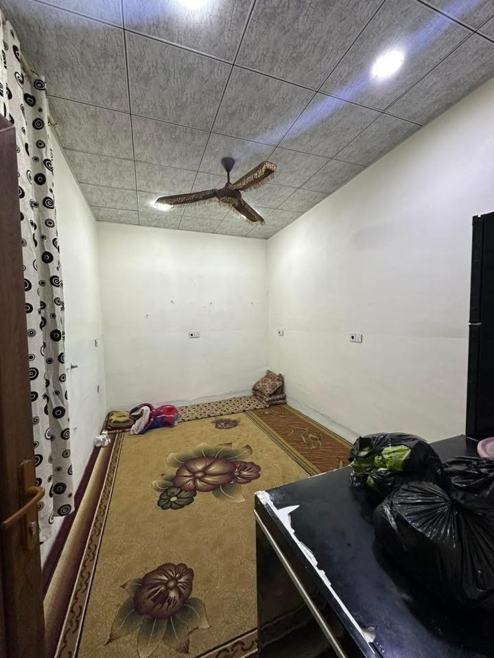 دار للبيع 100 متر طابقين ونص يحتوي على 3 غرف نوم وبيتونه بناء نضيف جدا طابو ملك صرف في منطقة الاسرى والمفقودين قرب صيدلية تولين 
السعر : 98 مليون وبي مجال ( بي مجال ومعامله مباشر ويا صاحبه ) 
***********
