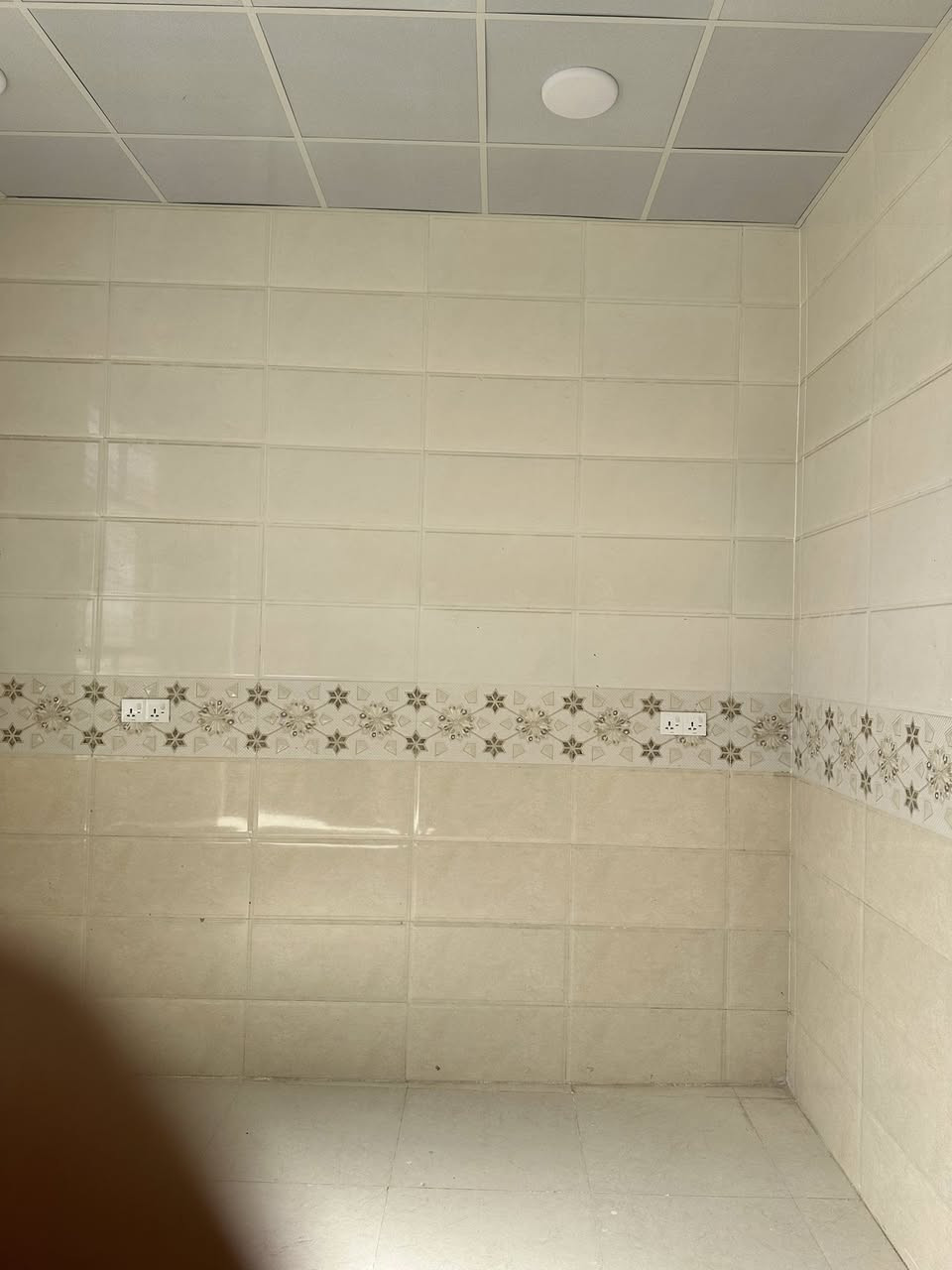 دار للايجار المساحه ٢٠٠ م 
كونكريت مسلح بناء ٢٠٢٦ 
بناء حديث غير مسكون 
العنوان : حي الجامعه شارع الحولي مقابل بيت المرمر 
سعر الايجار ٤٠٠ مع المجال 
***********
***********
