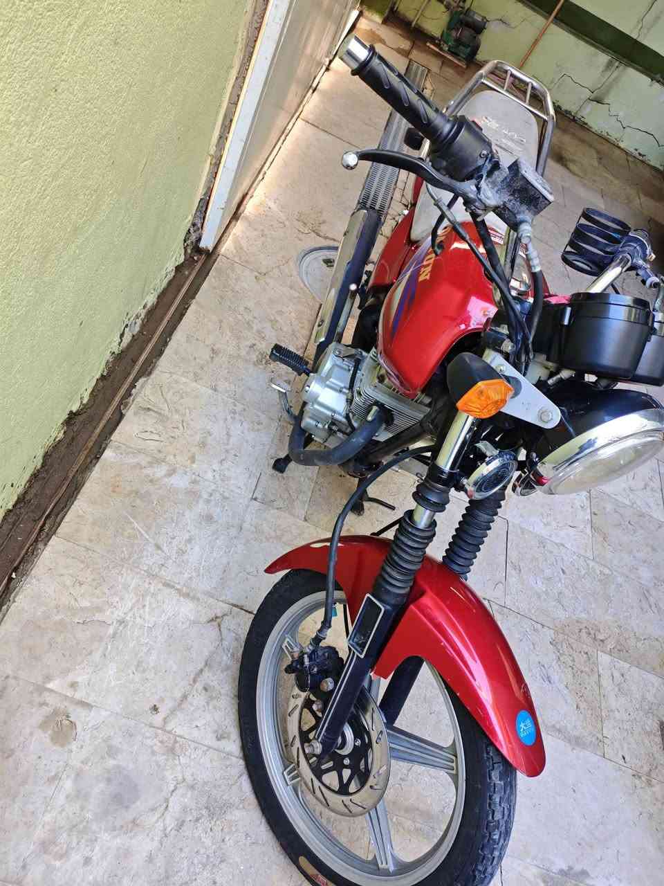 ديوان لون احمر موديل 2016
مرقمة وسنوية لحد 28 وتحويل ثاني يوم .

الدراجة بيها ضربة قديمة عد راعيها السابق بالشاصي بس تتعدل فقط رگبة الشاصي حتى ما مأثرة على مشي الدراجة .

شلعة الدراجة حلوة للعلم الدراجة من 2016 لحد اليوم مفتوحة مرة وحدة بس 
كهربائيات الدراجة كلها شغالة 
نگرة سلف متحتاج تضرب هندر 
الدراجة ما بيها يي نقص وكلها بلادية .

سعرها مليون و100 الف وبيها مجال للشراي 
مكان الدراجة كربلاء 

***********3
