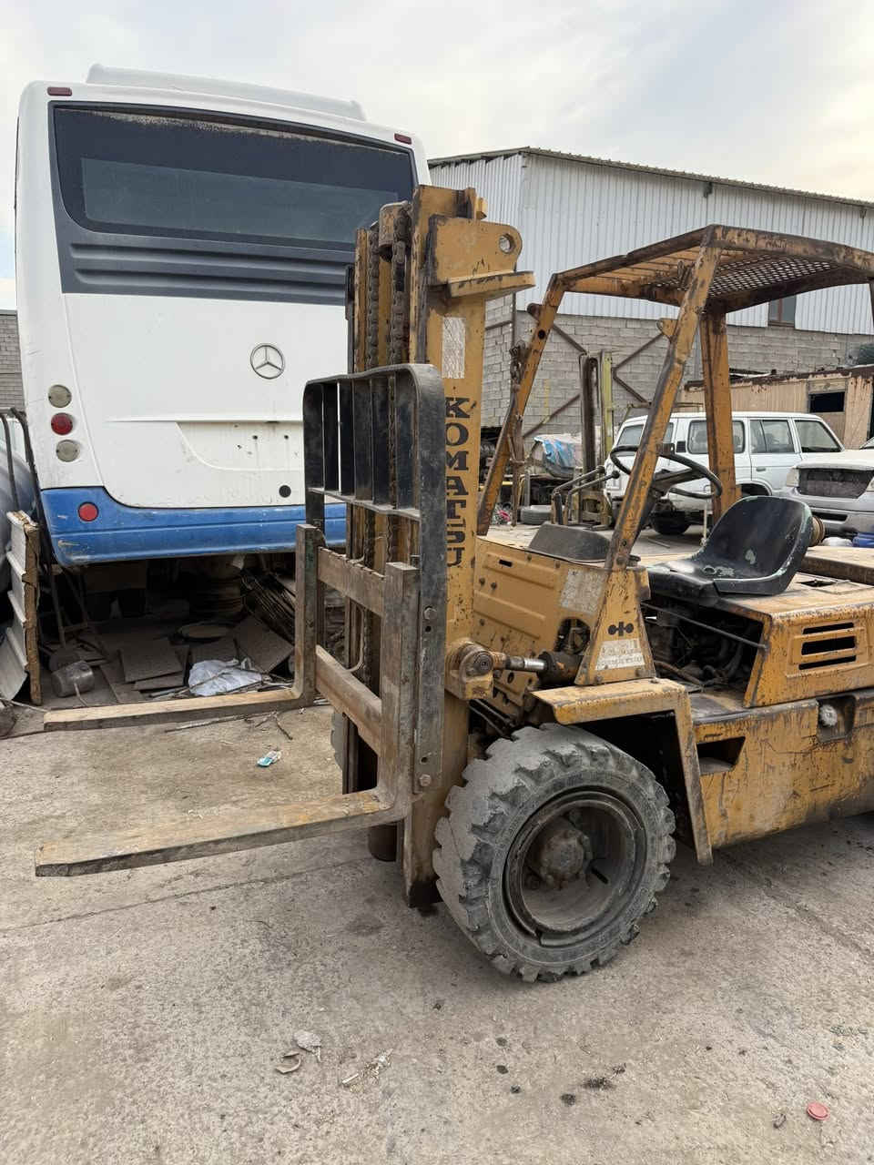 للبيع كوماتسو.  سعر. 25 ورقة.       ***********
