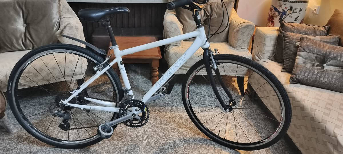 سلام عليكم بايسكل 🚲 ياباني🇯🇵 اصلي جديد 
نوع C700 glant
 ويل  Shimano
🚴كيرات كلهن شغالات اي نقص ما بي 
بريكات فول سرج جديد 🚵‍♀️
السعر ١٤٠ 
تاير هدية 
🚩عنواني جسر المثنى كميرة

📞***********
