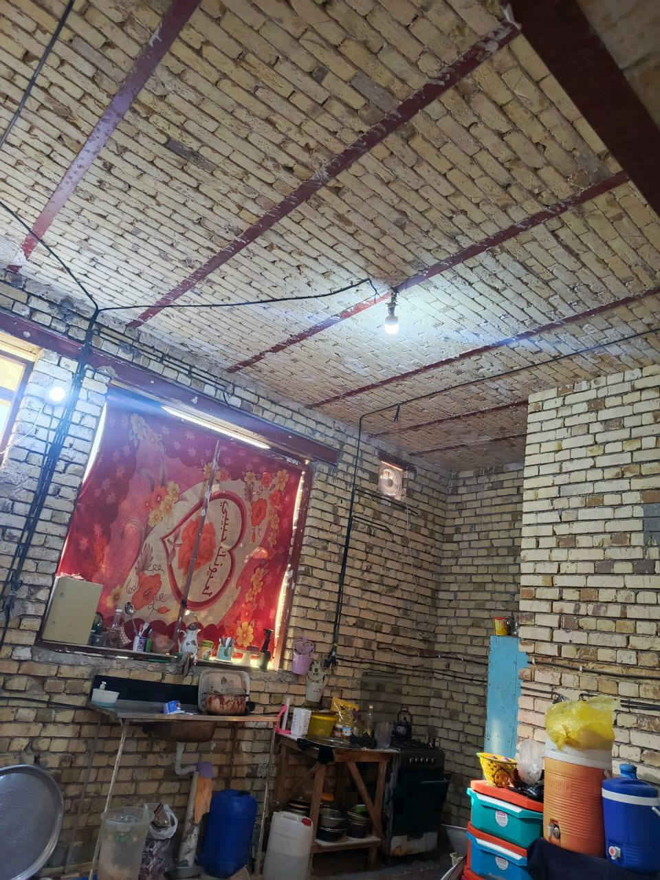 السلام عليكم شباب بيت للبيع مساحه٢٤٠م يتكون من غرفتين صاله مطبخ صحيات لستقبال مامبني طابو زراعي حي عسكري قرب جامع إلامامين العسكريين 
استفسار ***********
أو مراسله صفحه
