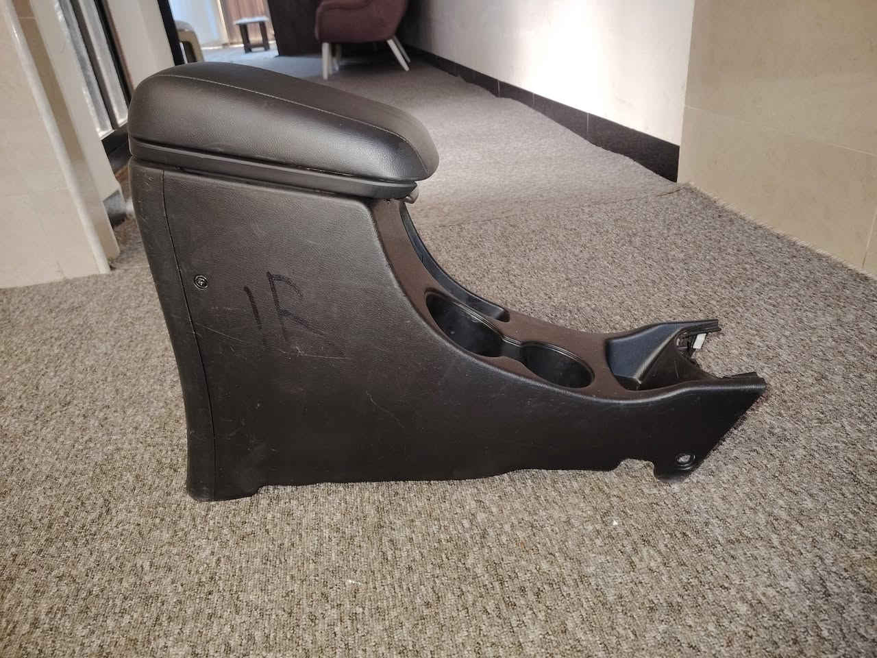 السلام عليكم تجوة اكسنت بلادية ترهم من ١٢ إلى ١٧ سعرهة ٥٠ الف والمري جانبية كهربائية جدد اصليات سعر ٣٠ الف للاتصال *********** بيه وتساب
