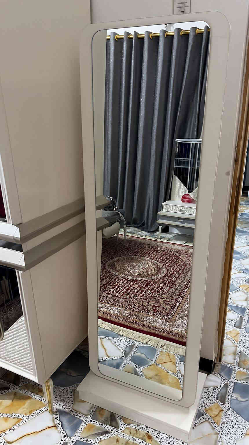 غرفة نوم تركي درجة اولى بلوك ثقيل استعمال قليل ٩ قطع السعر مليون ونص وبيها مجال  للاستفسار ***********
