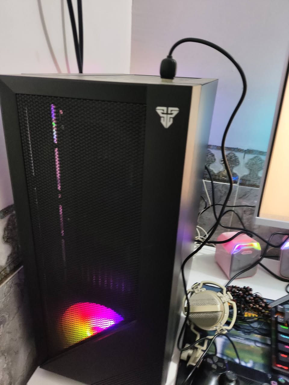 سلام عليكم.  PC كامل مكمل  هاي موصفاته كرسي شاشه  240 هرتز 2k   ماوس كبور حترافي الكيس المعالج رايزن 5. 5600
رام DDR4 3600
كرت شاشه من اسوس 4060 8g
الهارد m.2 512
اسس دي كنكستون 2تيره
المايك من الزين اخته 150 الف
الكراتين القطع كلهن موجوده 
وما ابيع قطع ابيعها كلها 
اليوبي اس 3000واط يشغلها نص ساعه كامله
مكاني نجف هذا رقمي ***********
