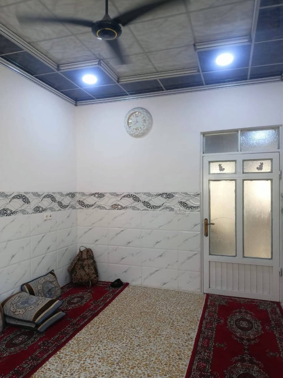 بـيت لللبــيع الجانب الايمن حي اليرموك البيت معامله تتحول بأسم المشتري يتملك رسمي
واليرموك حي راقي جداً 
مطبخ استقبال غرفتين حمام هول كراج سيارة المساحه 120 م
الاستفسار الاتصال على الرقم ***********
