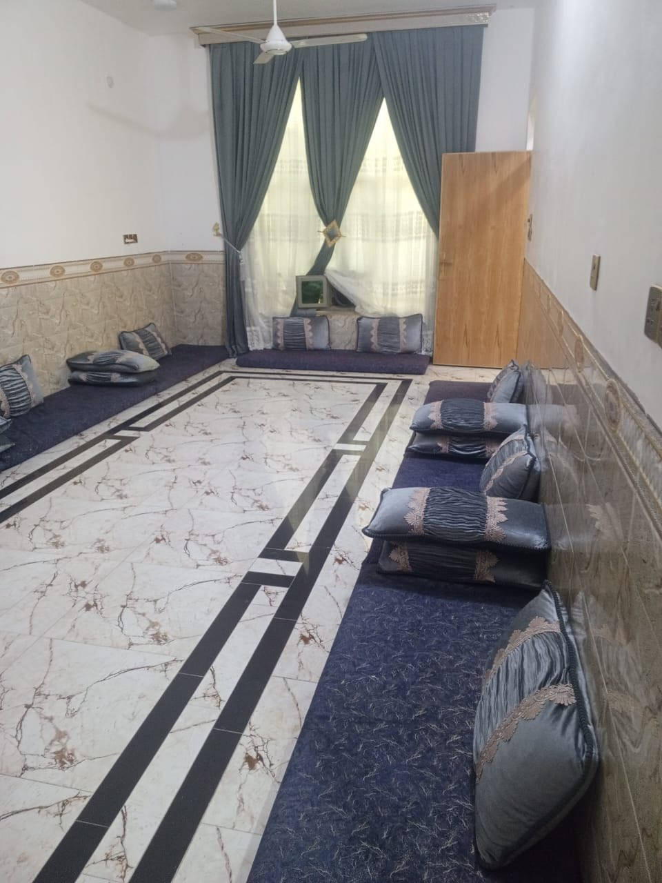 الدار للبيع طابو صرف موقع الدار الرمادي ال 6كيلو قرب قياده الشرطه يحتوي الدار من كلدور وستغبال وصاله عدد2 ومطبخ وغرف عدد4 وصحيات داخليه وخارجيه  يمكنك التواصل على الرقم *********** رقم الدار 9448
