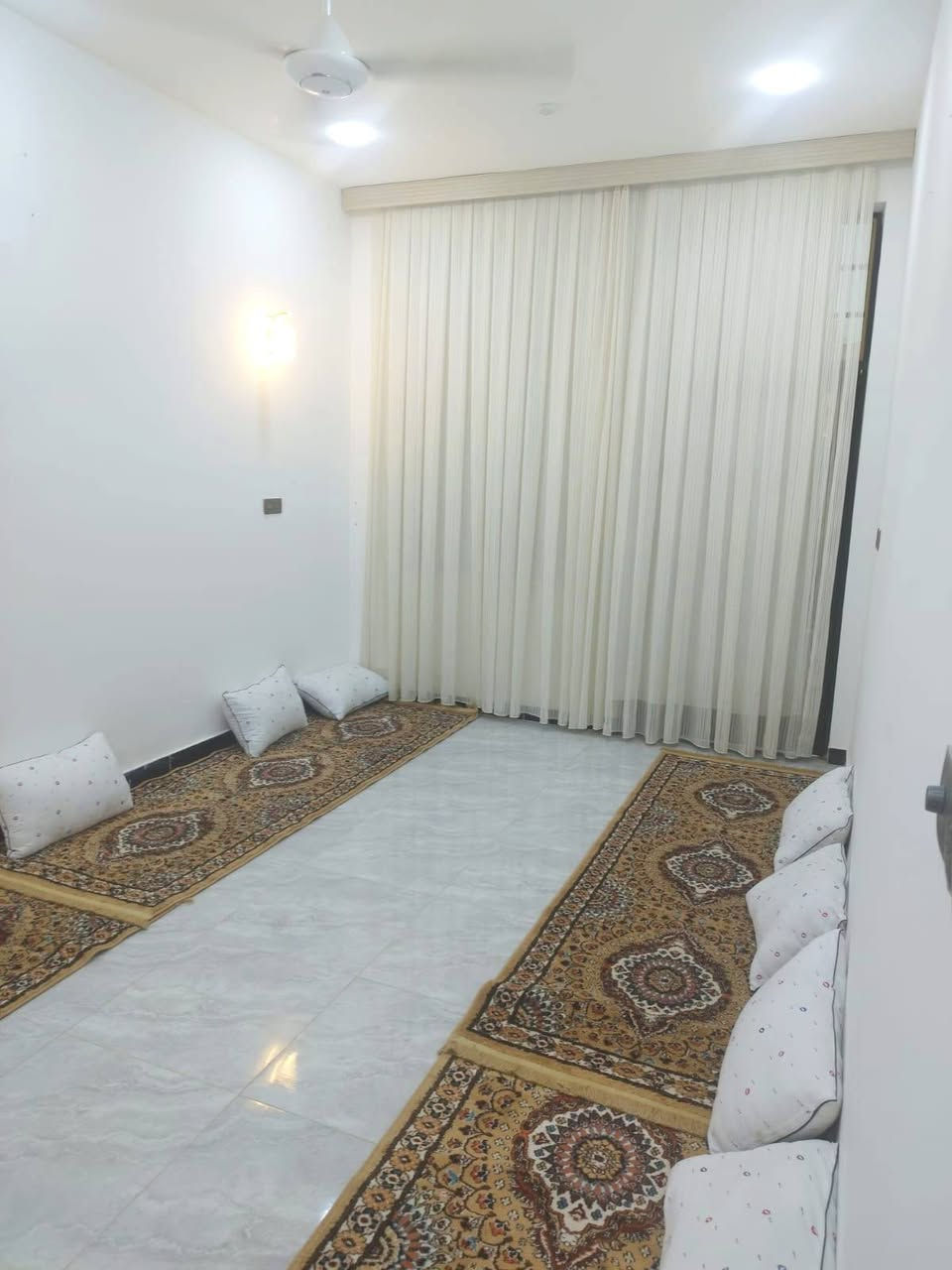 السلام عليكم
صل اللهم على محمد وآل محمد
بيت (مشتمل) للبيع موقع الكوت الجديده شارع اليوده  موقع مميز قريب من شارع بغداد 
مساحه :125متر طابو 25 سند
بيت جاهز بناء حديث يتكون غرفه نوم صاله استقبال مطبخ حمام داخلي مجموعه متكامله وحمام خارجي بيتونه على طول صاله والمطبخ شغل بواري وسبالت كله نظام حديث 
للاستفسار :***********
واتساب :***********
