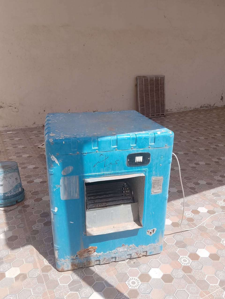 مبردات  للبيع وحده 4ونص اصليه نال كبل جاهزه وشغاله سعرها 200بيها مجال بصيط الثانيه نضيفه وشغاله سعرها 75وبيها مجال بصيط مكان بيجي شلرع الاميرات تواصل  ***********
