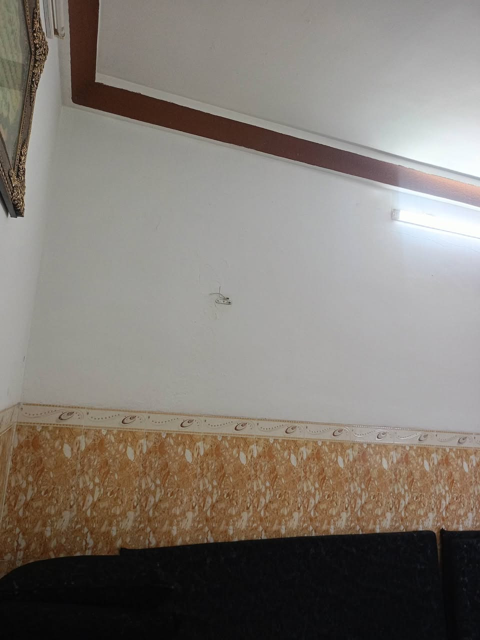 للبيع بيت مساحته 100 سند  في حي بكر وره جامع البديع ابواب جدد مصبوغ جديد بيت نضيف مابي اي شي لا فطر لا شي لا كسر يتكون من حوش و هول و تواليت 2 دخل و خارج و غرفتين وحده مال نوم وحده ستقبال و وحده فوك بيت و ترك و طارمه و مطبخ  نضيف اي شي مابي سعر 70 حيل مناسب وره البيت سوك يعني منطقه زينه حيل دكاكين يمك سوك يمك (رقم الهاتف ) ***********  )) ***********
