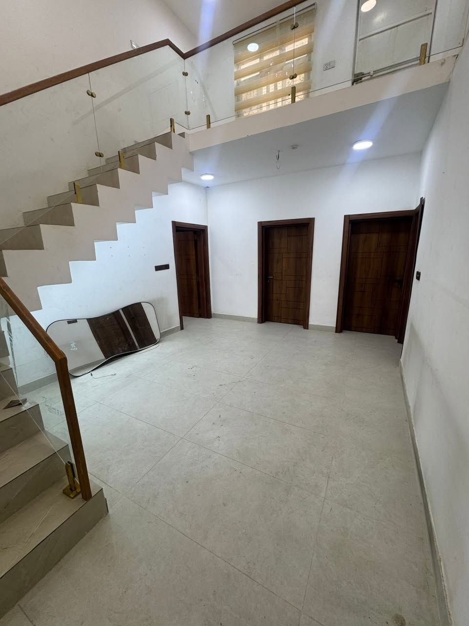 ⭕️دار للبيع في حي الطياره خلف المدهش قريب جداً من الشارع العام 

⭕️المساحة ٢٢٠م زراعي الواجهة ١١م والنزال ٢٠م 

⭕️بناء حديث 

⭕️طابق واحد يحتوي على صاله وهول ومطبخ ومجمع صحيات وغرفتين نوم 

⭕️السعر (٢٥٠) مليون قابل للتفاوض 

*نستقبل جميع عروضكم السكنية 🏠 والتجارية 🏡 بكافة مناطق الحلة 
……………………………..
للمزيد من المعلومات

مراجعة مكتب بابل الكائن في شارع ٦٠ مقابيل حلويات ريف دمشق او كراج ناجي كماش سابقاً او الاتصال ☎️ 

***********ابو احمدالاسدي  
***********احمد الاسدي
***********امير الاسدي
