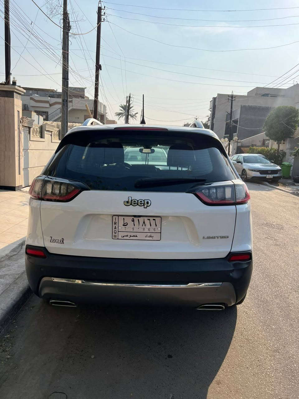 السلام عليكم اخوان 
للبيع فقط
جيب شيروكي موديل 19 فول موصفات                 
السياره بدون حادث كلين ..بدون ايرباك 
ماشية 60 الف كيلو جدااا نظيفة وبلادية
صار بيهه هنا حادث بسيط جاملغ وباب.تصلح على گدهن وانضربن فابلون.
 بجم كبس والباقي مكفول .
مواصفاتهه فول الفول 
اولا مكينة 6 سلندر 3600 
1..شاشة كار بلي وكامرة دوارة 
2..كروز سرعه تحكم 4 جهات مع شفتات ستيرن ..
3.. تبريد قطعتين 
4..كشنات جلد كهرباء تدفئة تبريد ميموري خزن  
5..رادار امامي جانبي خلفي ..
6..هاندبريك كهربائي .
7.. تشغيل عن بعد 
8..مانع انحدار 
9.. اوتو ستوب
10..بانوراما 

السعر 156 
ملاحظة ..السيارة مطلوبه فرق كمرك بسيط ينخصم من السعر النهائي ..
للاتصال *********** مكانهه بغداد نفق الشرطة او المنصور
