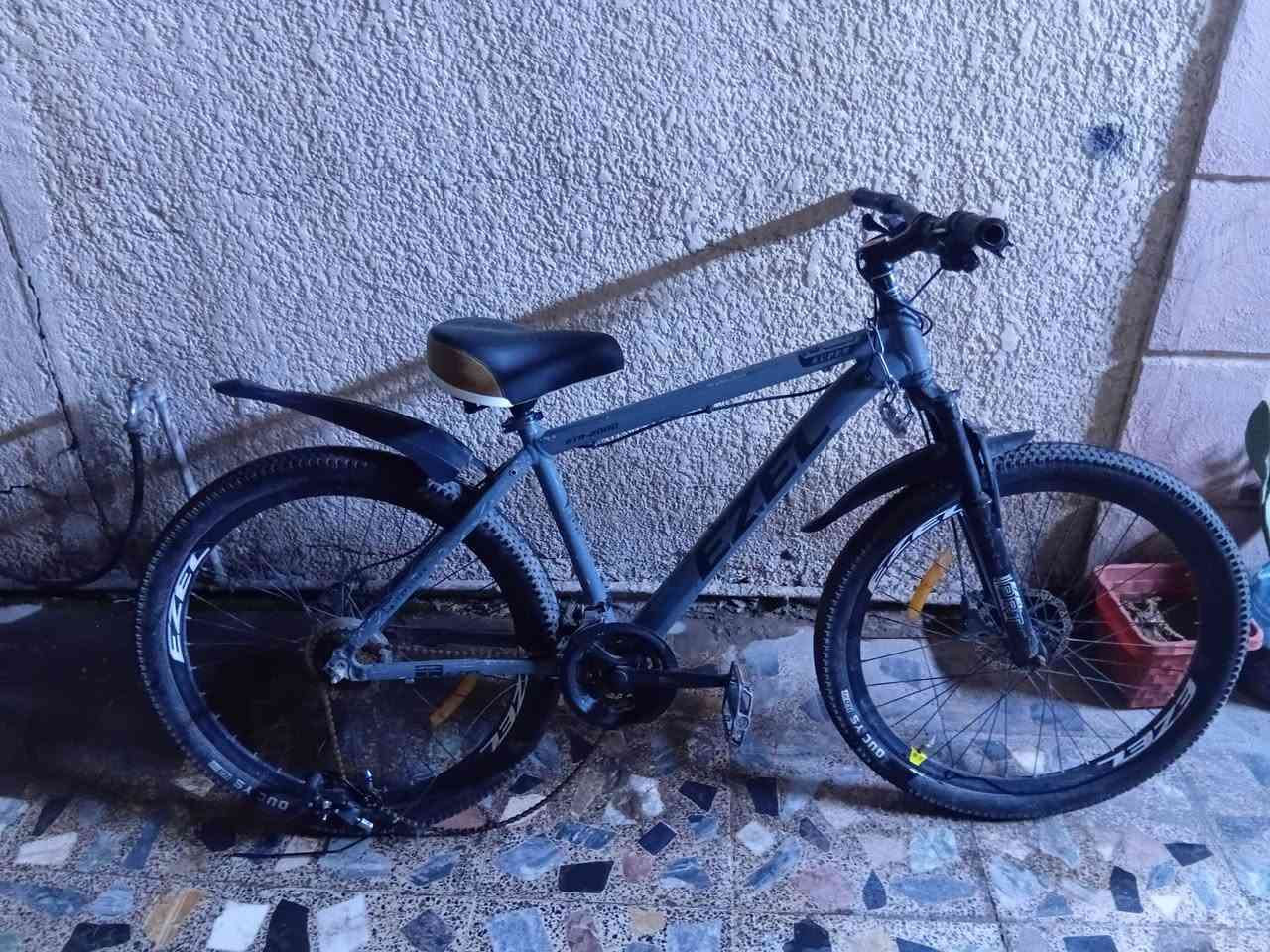 سلام عليكم  بايسكل للبيع كلشي ما بي بس العكرب 
واكع مشتري 200 السعر 150 وبي مجال 
*********** واتساب
