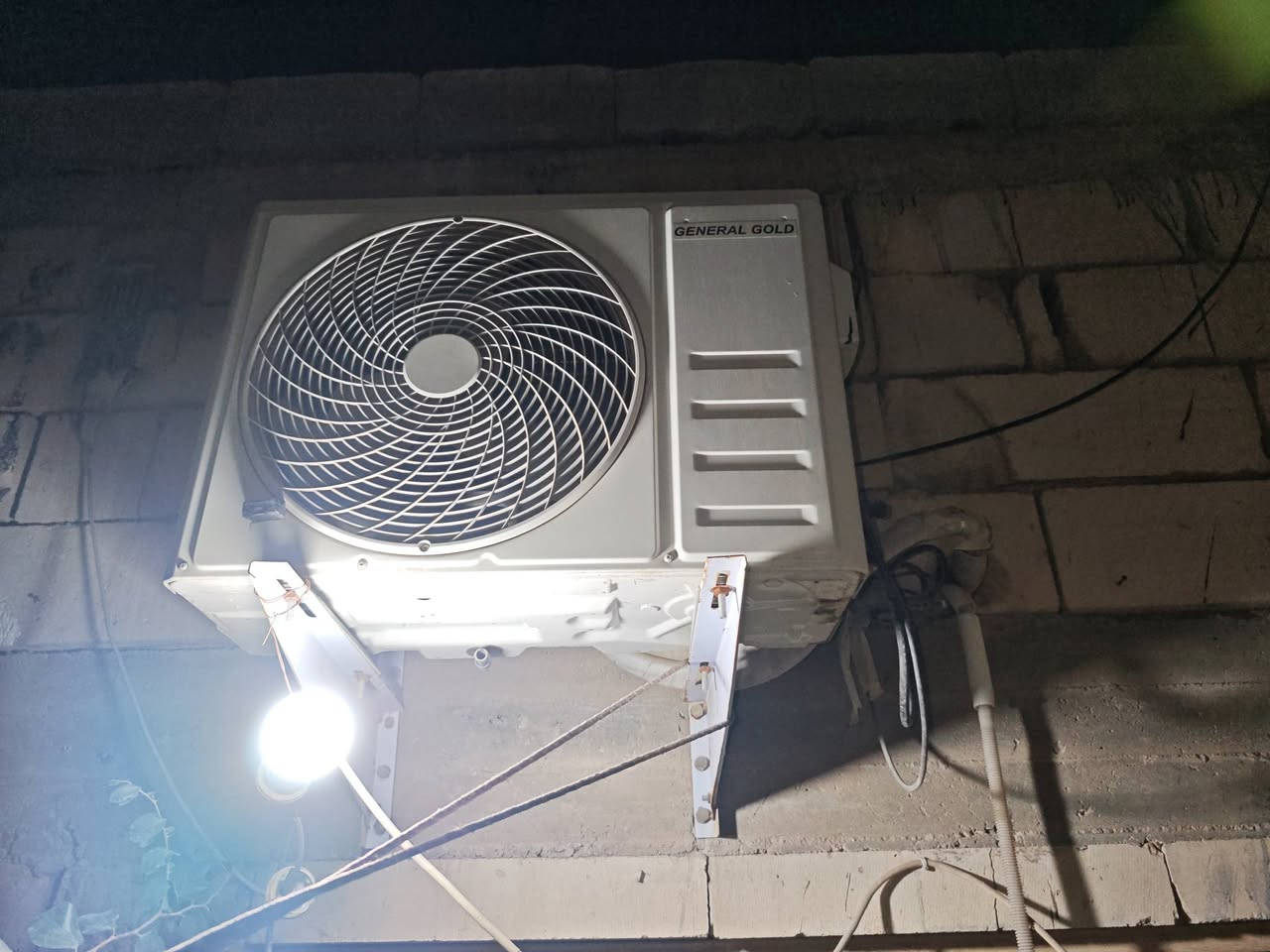 السلام عليكم سبالت 2للبيع نضيفات ما بيهن شي سعر الواحد 275الف ستفسار ***********
