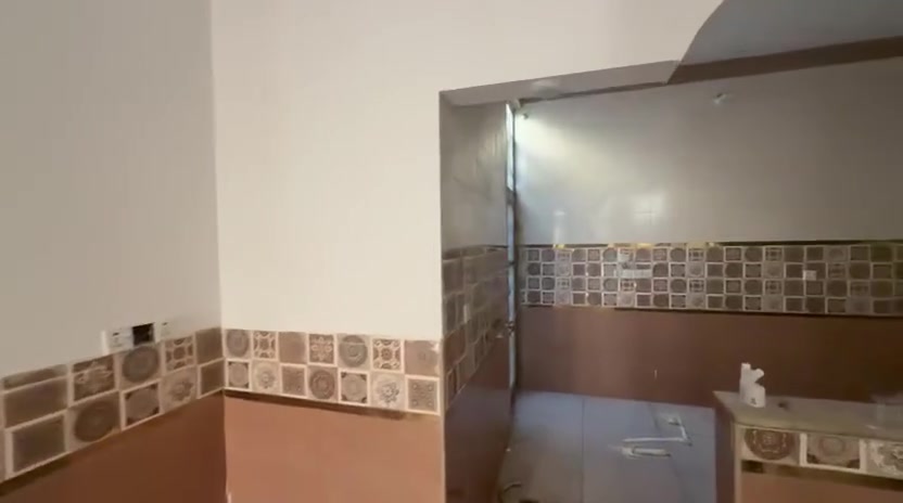 للبيع : بيت بمساحة ٥٠م / طابقين بناء حديث 
الطابق الأول يحتوي على صاله ومطبخ حار بارد مفتوحات وصحيات. 
الطابق الثاني يحتوي على غرفتين كل غرفه تحتوي على حمام (سويت كامل) 
الموقع : كربلاء عمود ١٢ قرب مدرسة المحمدية 
السعر : التواصل على الرقم ***********
المنطقة كامل خدمات 
سند ٢٥ مداورة ومكاتبة مُباشر أن شاء الله
