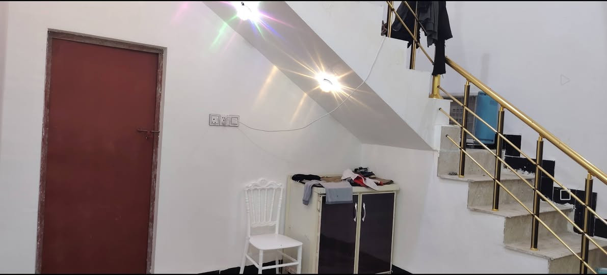 بيت زراعي200 م بناء 2025 بلوك كهربائي غرفتين 5×4 هول 6×4 مجمع غرف4×4 مطبخ4×4 ديوانيه 6×4 حمام 🛀 عدد 2  شوارع سبيس 8متر تقريبا +ماي وكهرباء 5خطوط  +مولد الاسكان الصناعي البوعظم بين الجسرين عبر سكه القطار شارع تبليط السعر 47  الاتصال صاحب البيت ***********.
