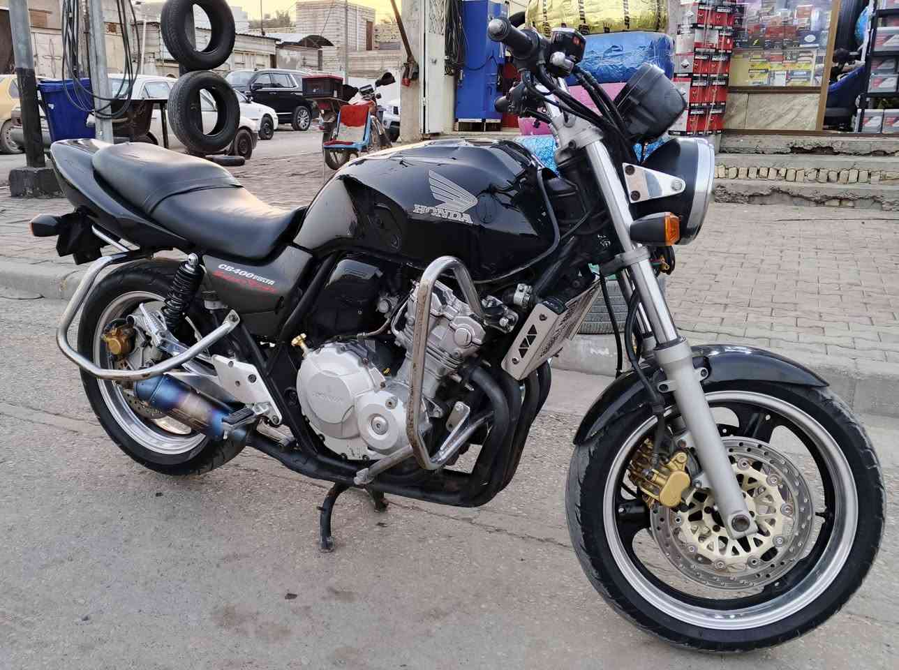 السلام عليكم سيبي فور للبيع دراجة مكفولة محرك وگير واستعمل دهن للمحرك أفضل نوعيه الامزول 
بيها كزوز رياضي محرك ناعم 
العنوان العمارة. للاستفسار الاتصال على الرقم ***********
