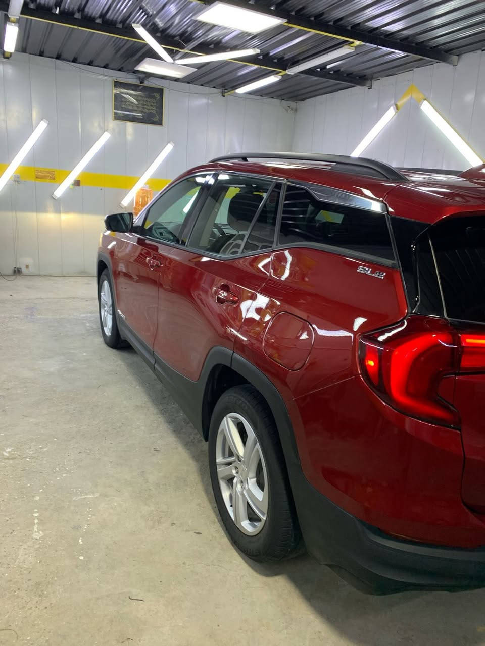 تم تنزيل السعر …
جمسي تيران ٢٠١٩ SLE
رقم واسط بأسمي 
محرك ٢٠٠٠ تيربو 
العداد ١٣٥ الف كيلو 
خمس بصمات
صندوق كهرباء 
كشن السائق كهرباء
كشنات مخمل تدفئة 
تبريد خلفي امامي
السعر ١٣٠ قفل
بيها صبغ فقط بدون تبديل والحادث موضح بلصور
مكان السيارة بغداد مجمع بسماية ( *********** )
