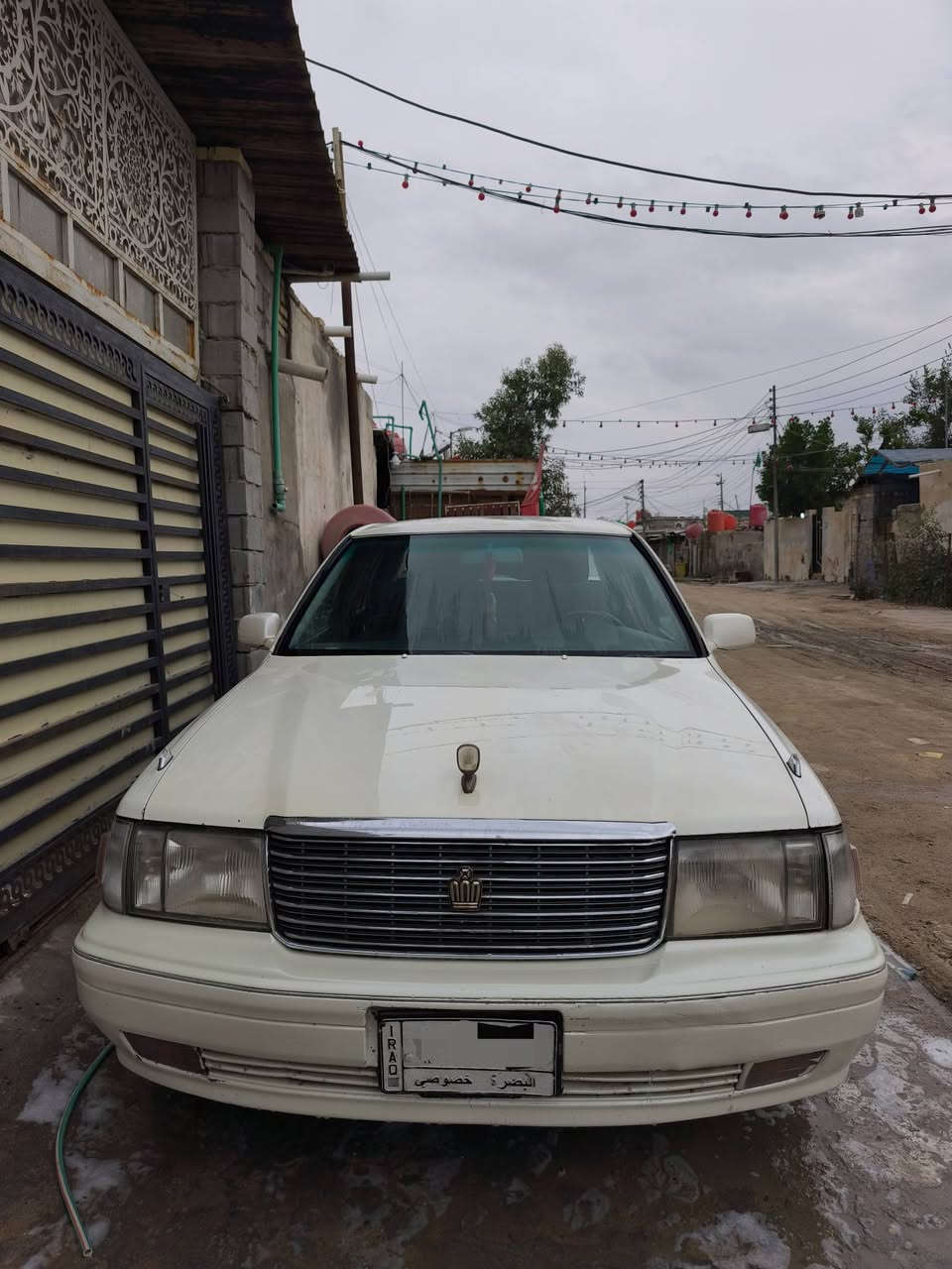 السلام عليكم 
راس الثور تكم تويوتا كراون موديل 2000
 مكفوله من الكص والنقل اصوليه السياره بأسمي سنويه 2029 تحويل ثاني يوم ((سعرها 97 ورقه)) وبيها مجال للشراي
السياره جاهزة حداديه طخم تاير مكينه كير اكسل كله جديد مكينه 3000 
السياره مصبوغه جماليه مكاني البصرة وهذا رقمي ***********
