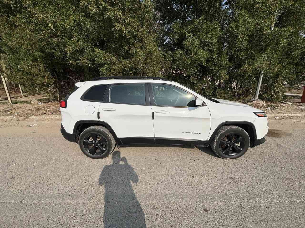 السلام عليكم جيب شيروكي بزون رقم بغداد باسمي تحويل ثاني يوم  موديل 2018  ماشية 88 الف ميل  صور حادث بالمنشور تخم تايرات اصلي جديد دنلوب مواصفات شاشة كامره خلفية  زنون عالي ناصي اصلي قطعتين تبريد امامي وخلفي محرك 2400  شاشة اعطال وانظمة قيادة متغيرة و نظام eco تحكمات وبعد بيها مواصفات السعر 11,000 يعني دفتر و10 اوراق  بيها مجال قليل مكان سياره بغداد اليرموك 
***********
