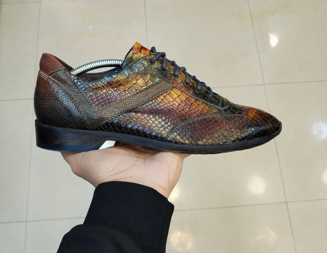 تحفة مرعبة مزيج بين جلد التمساح و الثعبان 
فقط يوجد 50 قطعة في العالم 
ماركة ستارك نيويورك أمريكي 
صنع في إيطاليا هاند ميد صناعة يدوية 
مقاس 43 طول القدم 27 ونص 
جلد تمساح ممزوج مع جلد الثعبان 
أرضية جلد طبيعي فاخر كليا 
بطانة جلد طبيعي جلد غنم 
قطعة لا يعرف سعرها بالوكالة جدا غالية 
للحجز على خاص 
أو مراسلة واتساب ***********
توصيل لكل محافظات العراق
